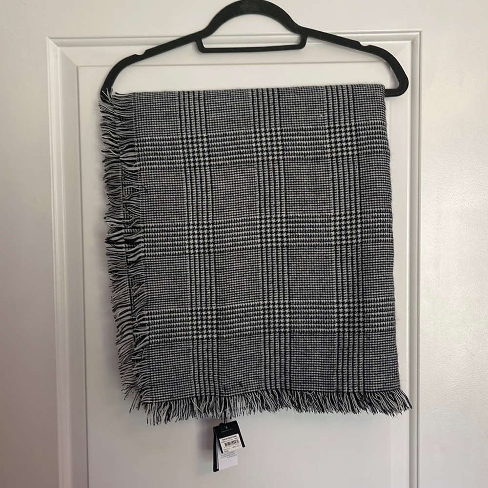 Black and white houndstooth plaid blanket scarf